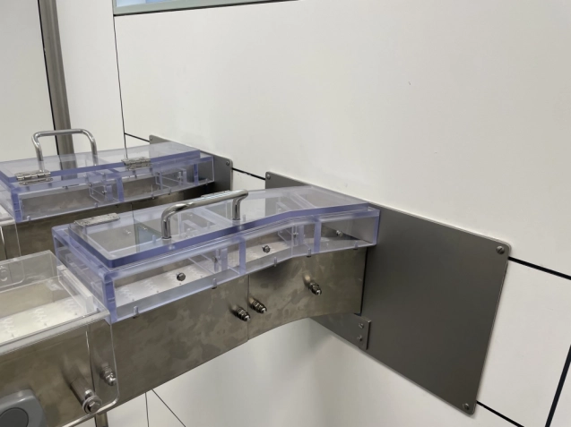 Pressure reduction airlock on conveyor (mouse hole)